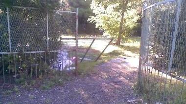 Il cancello di ingresso è stato divelto e ora si può entrare senza ostacoli nell’area dello chalet