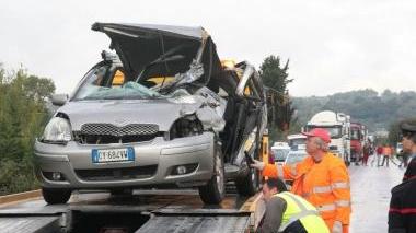 L’auto su cui erano bordo Beatrice D’Avino e sua figlia Greta: distrutta un’intera fiancata