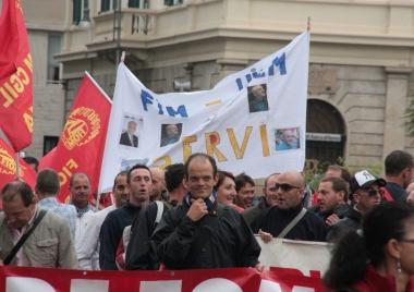 &laquo;Fim e e Uilm servi&raquo;: eloquente striscione al corteo della Fiom Cgil 