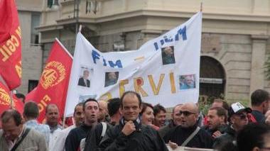 «Fim e e Uilm servi»: eloquente striscione al corteo della Fiom Cgil