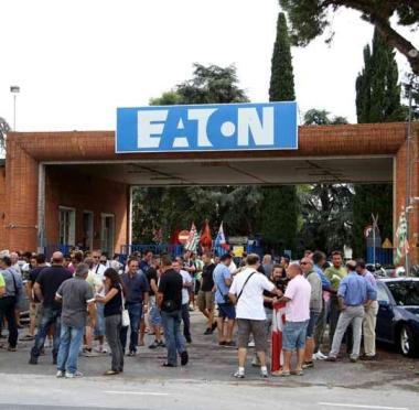 <b>LA PROTESTA.</b> Lavoratori davanti allazienda e un momento di una delle assemblee 