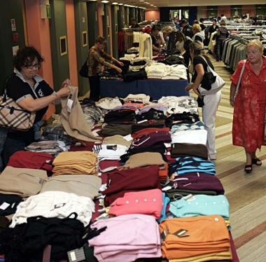 Tullio Pancioli e, in alto, loutlet che era stato allestito nei locali del Palacongressi di sua propriet&agrave; 