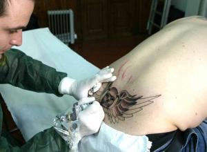 I tatuaggi? Si fanno a scuola. Via al corso che insegna il mestiere