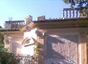 Lo chalet è un pericolo: crolla la balaustra