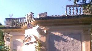 Lo chalet è un pericolo: crolla la balaustra
