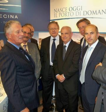Promotori e autorit&agrave; (al centro il ministro Matteoli) allinaugurazione 