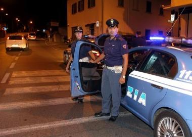 Polizia al lavoro di notte 