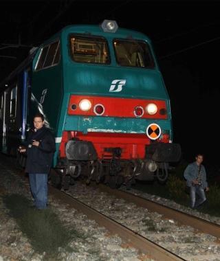 Giovane madre tenta il suicidio gettandosi sotto il treno in corsa