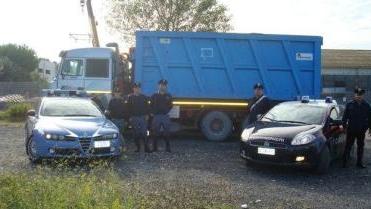 L’autocarro recuperato da carabinieri e polstrada