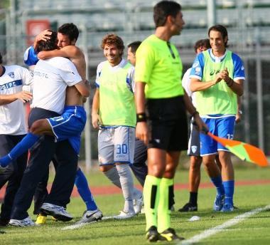 Labbraccio fra Salvatore Foti e Alfredo Aglietti dopo il gol dello 0-1 
