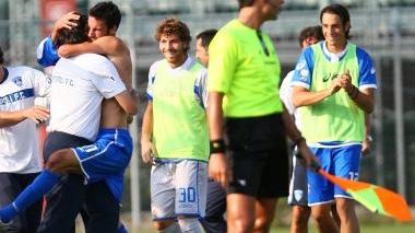 L’abbraccio fra Salvatore Foti e Alfredo Aglietti dopo il gol dello 0-1