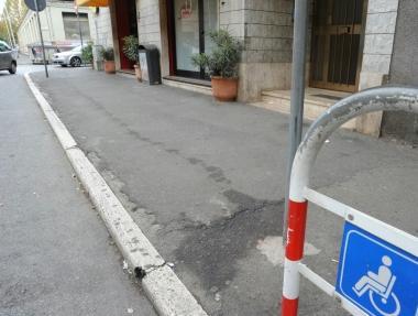 Una lunga striscia di sangue sull'asfalto