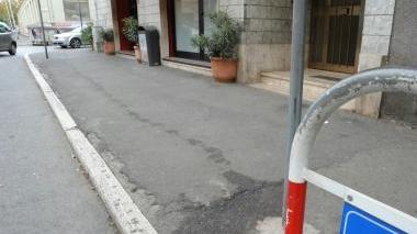 Una lunga striscia di sangue sull'asfalto