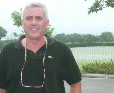 Mino Bordigoni davanti alle impressionanti 17.702 croci  
