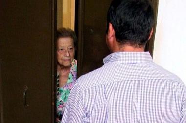 Una signora apre la porta (foto darchivio)  