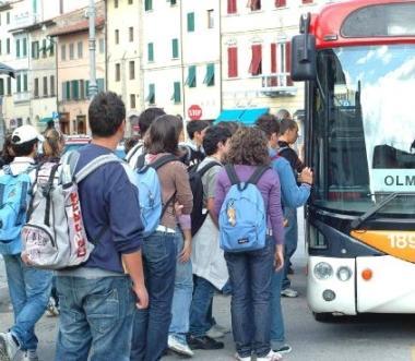 Studenti salgono su un bus 