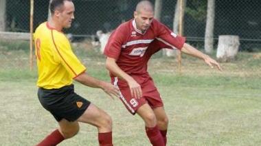 Giomi tenta di superare un avversario