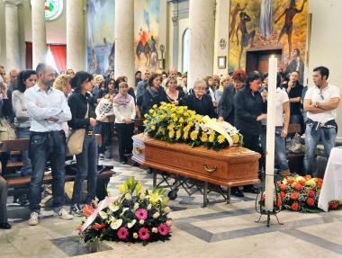 Un momento della cerimonia funebre nella chiesa di Santa Maria Assunta 