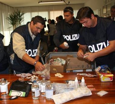 I medicinali cinesi sequestrati dalla polizia, accanto il questore Cerulo 