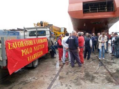 Protesta dei lavoratori allinterno del Polo Nautico 