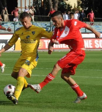<b>ESTERNI.</b> Alessandro tirato per la maglia e a destra Statella 