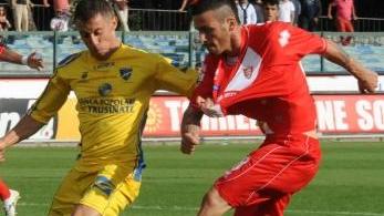 <b>ESTERNI.</b> Alessandro tirato per la maglia e a destra Statella