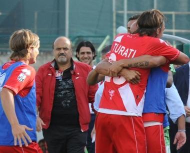 <b>RADDOPPIO</b> Marco Turati festeggiato dai compagni dopo aver segnato il gol del 2-0 