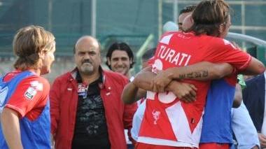 <b>RADDOPPIO</b> Marco Turati festeggiato dai compagni dopo aver segnato il gol del 2-0