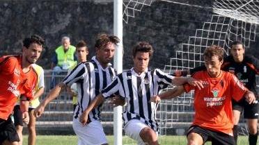 Un’azione di gioco della Massese