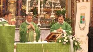 La messa solenne e, a destra, alcune delle autorità presenti in chiesa