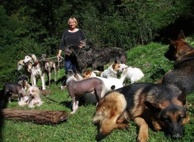 Karin Schirmer con i suoi cani e labitazione-allevamento sulla collina di Latriani a pochi chilometri da Barga    