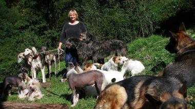 Karin Schirmer con i suoi cani e l’abitazione-allevamento sulla collina di Latriani a pochi chilometri da Barga