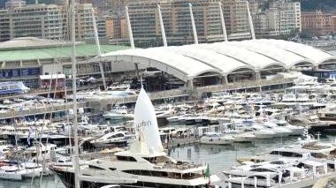 Grandi yacht in banchina si nota un Azimut Benetti