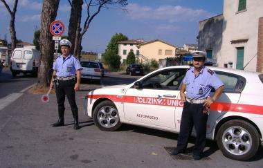 Una pattuglia della polizia municipale di Altopascio 