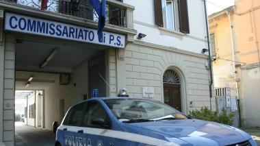Una pattuglia della polizia in uscita dal commissariato e, accanto, una prostituta in attesa di clienti