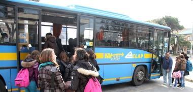 <b>SCUOLE. </b>Studenti salgono sul bus   