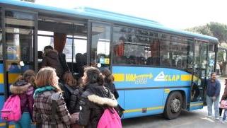 <b>SCUOLE. </b>Studenti salgono sul bus