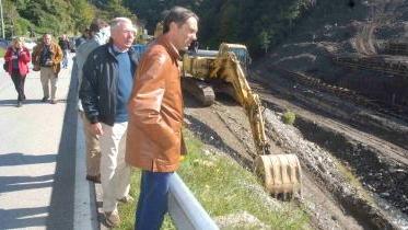 A sinistra il sindaco Berti e l’assessore Mario Tuci sul cantiere di Pracchia