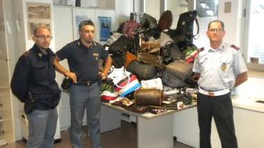 La merce sequestrata nel blitz della polizia e dei vigili