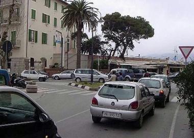Traffico in centro a Portoferraio 