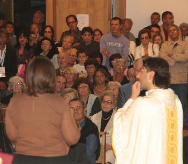 Il parroco e la veggente parlano ai fedeli dall’altare