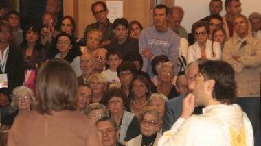 Il parroco e la veggente parlano ai fedeli dall’altare