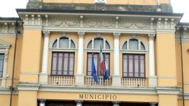 Il Municipio e un mezzo dell’Ersu per la raccolta porta a porta