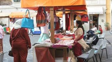 Le piazze del centro ospiteranno il mercatino dell’artigianato etnico