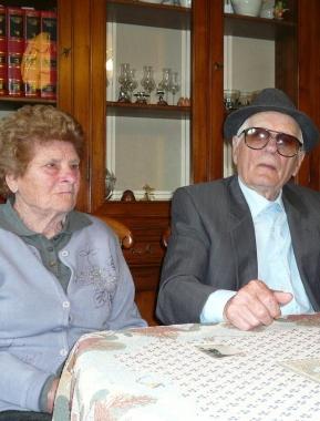 Marino Caverni, fotografato in casa insieme alla moglie, in occasione di un nostro servizio di due anni fa che raccontava la sua straordinaria avventura 