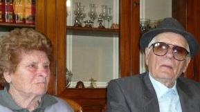 Marino Caverni, fotografato in casa insieme alla moglie, in occasione di un nostro servizio di due anni fa che raccontava la sua straordinaria avventura