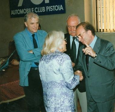 Sulla sinistra Antonio Vittorio durante una premiazione a Celina Seghi 