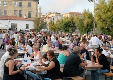 Una sagra in piazza Bovio e lassessore Luca Pallini 