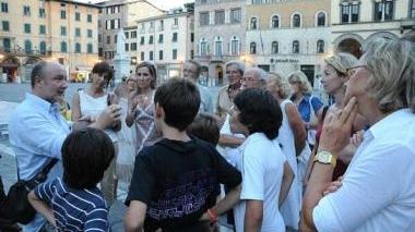 Un gruppo in piazza San Michele
