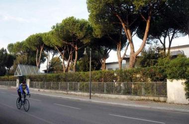 <b>LA ZONA.</b> Lesterno del Tropicana visto da via Verdi 